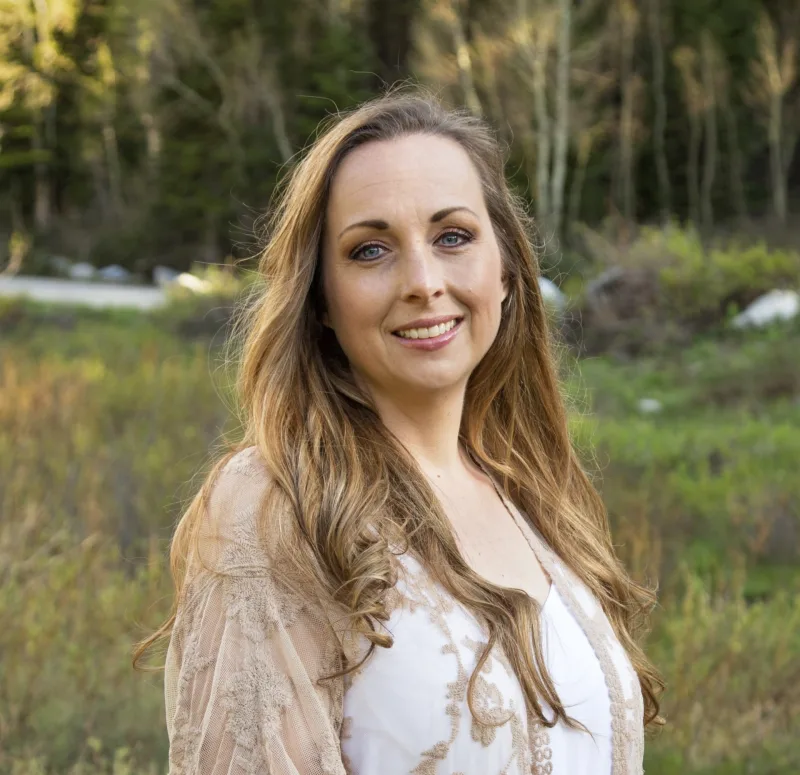 Sara, founder of Country Lane Doodles